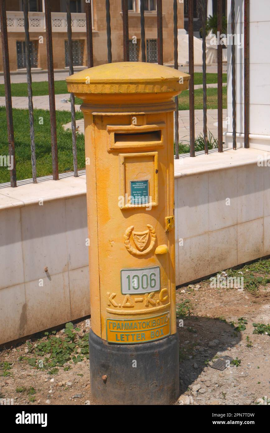 Boîte postale jaune, Nicosie, République de Chypre Banque D'Images
