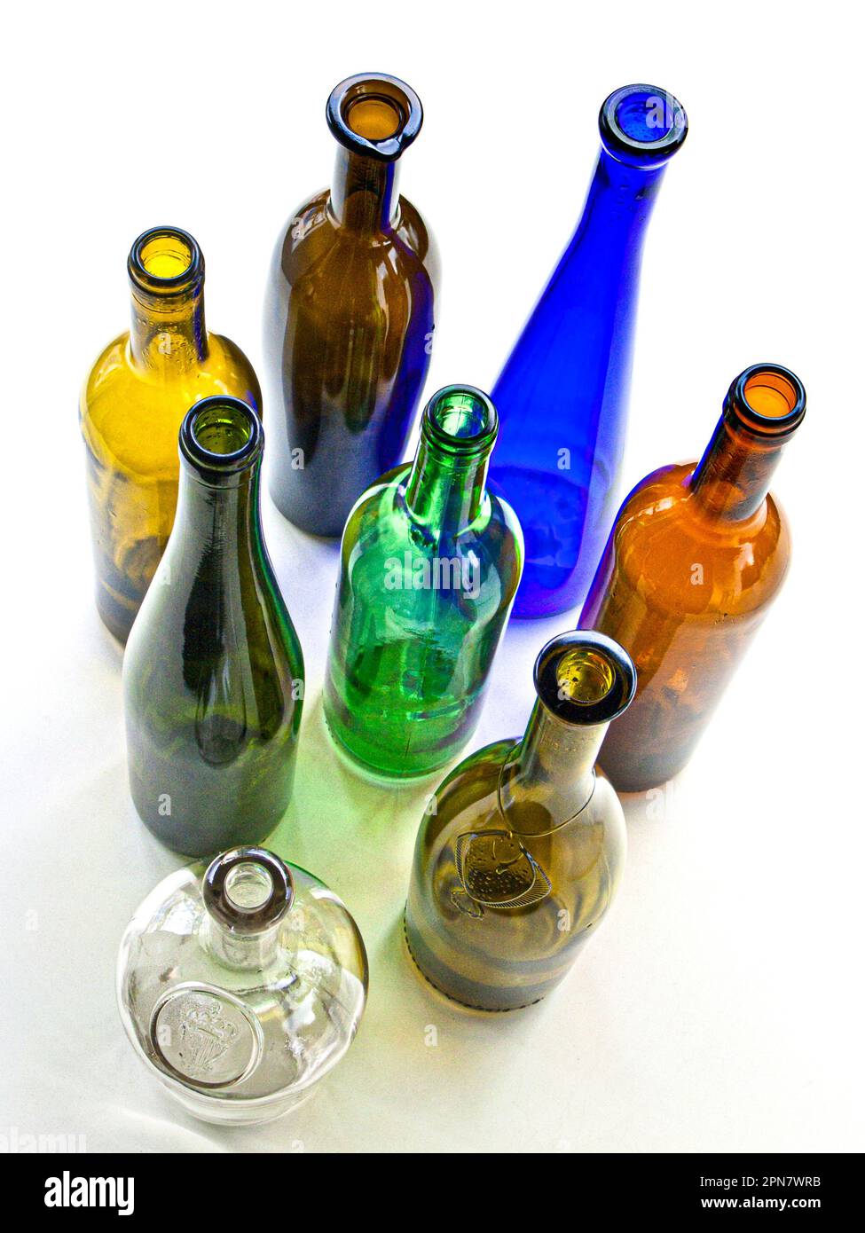 Goulots de bouteilles de vin vides Banque de photographies et d’images à haute résolution Alamy