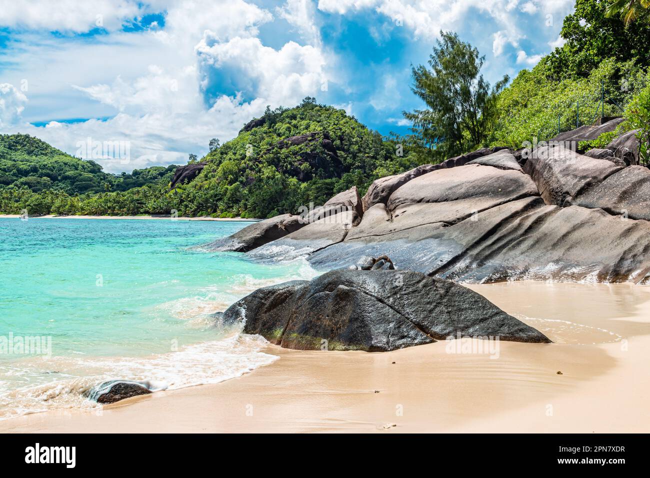 Belle plage tropicale aux Seychelles. Banque D'Images