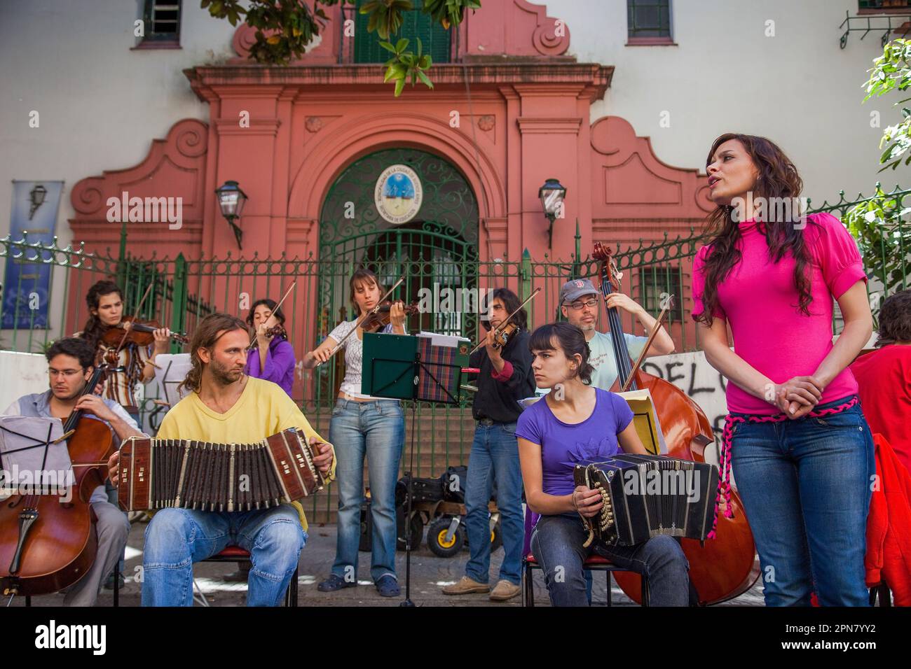 Argentine, Buenos Aires, Big band jouant dans la rue dans le quartier de San Telmo. Banque D'Images