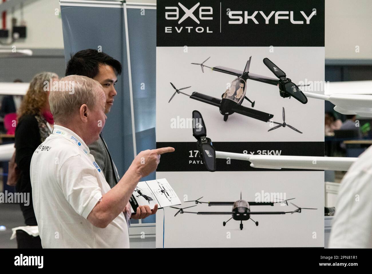 Aéroport de Farnborough, Hampshire, Royaume-Uni. 17th avril 2023. Les leaders et les entreprises de l'industrie aérospatiale se sont réunis au Farnborough International Exhibition & Conference Centre pour se concentrer sur l'objectif d'accélérer les progrès mondiaux pour atteindre zéro aviation d'ici 2050. Des conférenciers et des stands d'exposition ont souligné les développements dans les moteurs électriques et les carburants de remplacement pour remplacer les moteurs aérodynamiques traditionnels ainsi que les changements opérationnels pour réduire les impacts climatiques. Exposition d'avions électriques Skyfly Ax Banque D'Images