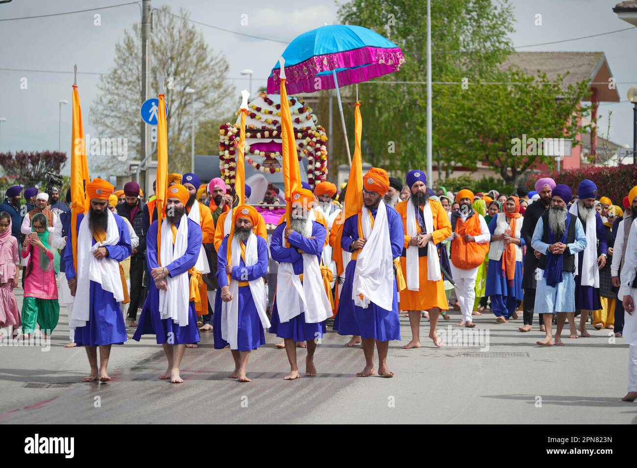 Procession Nagar Kirtan, événement religieux sikh dans les rues de la ville. Marene, Italie - avril 2023 Banque D'Images
