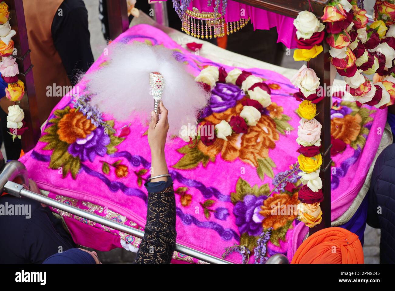 Procession Nagar Kirtan, événement religieux sikh dans les rues de la ville. Marene, Italie - avril 2023 Banque D'Images