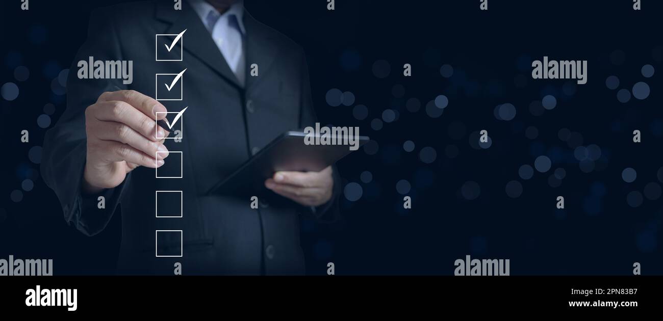 Gestion de l'entreprise en action : un homme d'affaires ou un responsable vérifie les tâches terminées d'une liste de contrôle. Concept de gestion Banque D'Images