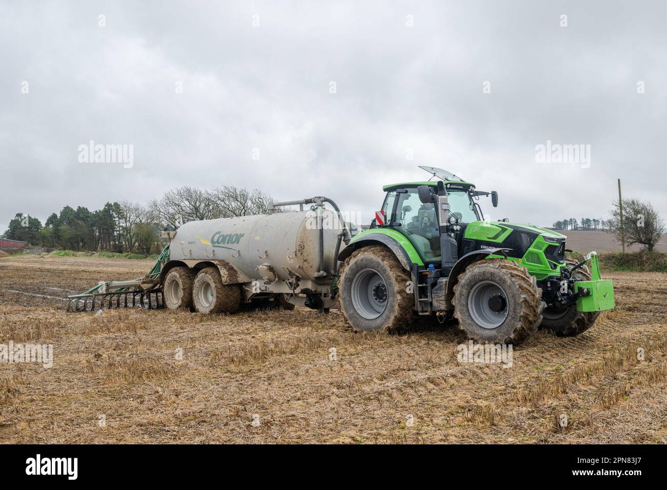 Ballynascubbig, West Cork, Irlande. 17th avril 2023. L'agriculteur Liam Ryan, qui exploite des porcs et des produits laitiers, distribue du lisier sur un champ de 80 acres à l'aide d'un épandeur à barre de graisseuses Conor 3500 TR, transporté par un tracteur Deutz-Fahr 7250 à un débit de 3 000 litres par acre. Crédit : AG News/Alay Live News Banque D'Images