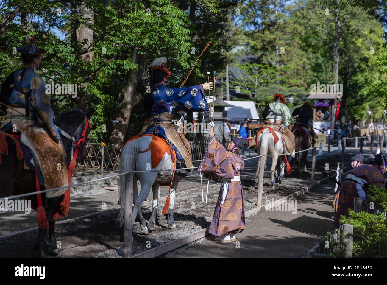 Yabusame (tir à l'arc à cheval japonais) officiel de tournoi retourne une flèche aux archers après la fin du premier tour de compétition. Pour la première fois après 4 ans, le Festival de Kamakura revient, et avec lui, le tournoi de Yabusame (tir à l'arc à cheval japonais). Yabusame est un événement sportif dont les origines remontent à 300 av. J.-C. (période Jomon). D'abord à pied, puis à partir du 4th siècle, les concurrents ont commencé à utiliser des chevaux. À l'origine, les archers allaient tirer des flèches dans des duels l'un à l'autre. Aujourd'hui, des cibles sont utilisées. Banque D'Images