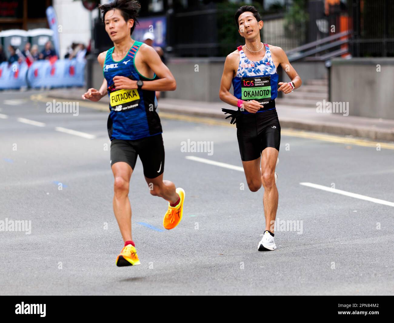 Kohei Futaoka et Naoki Okamoto, passant par Cabot Square sur leur chemin pour terminer 11th and13th respectivement dans le Marathon de Londres Men's Elite 2022 Banque D'Images