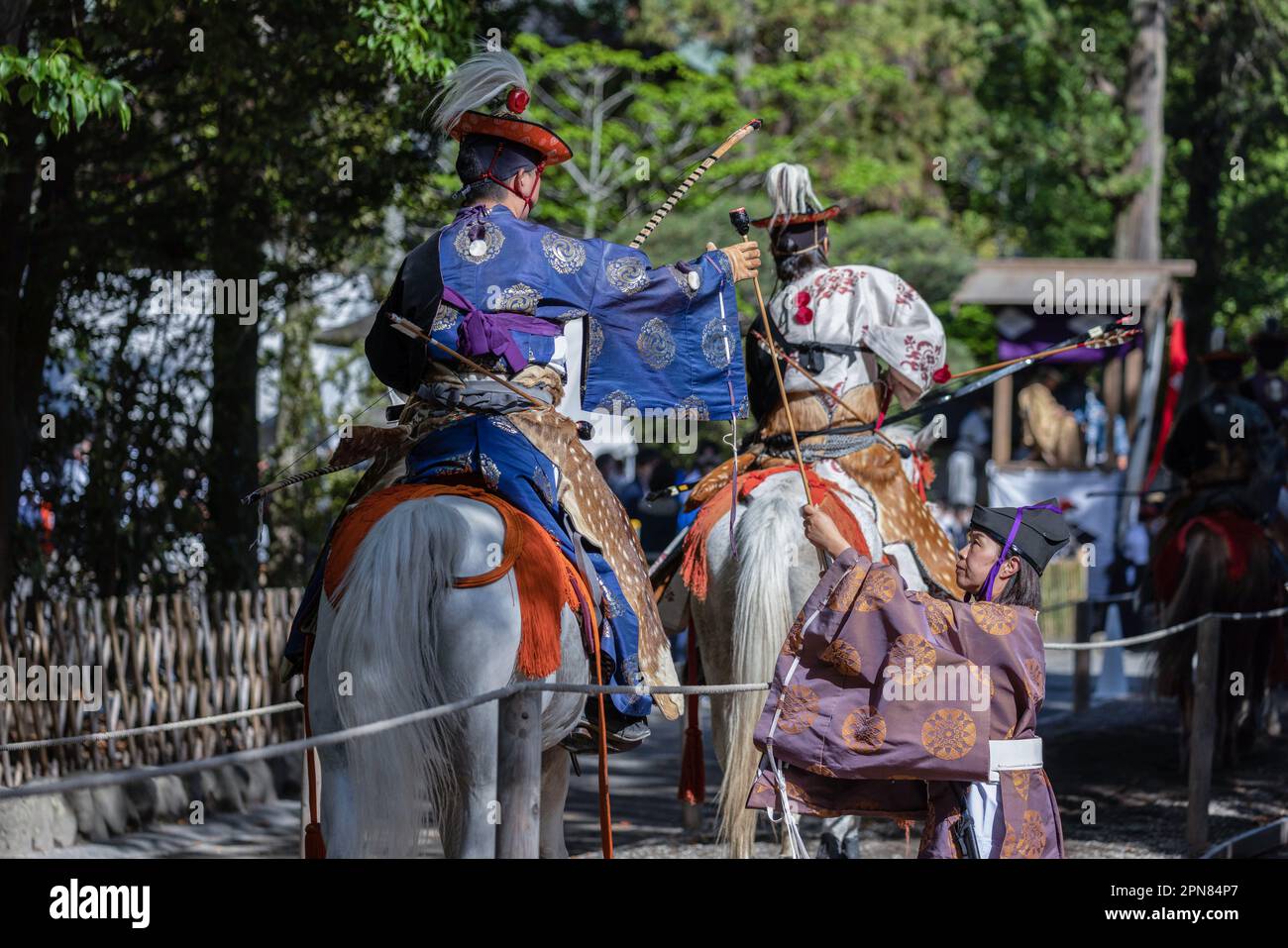 Yabusame (tir à l'arc à cheval japonais) officiel de tournoi retourne une flèche aux archers après la fin du premier tour de compétition. Pour la première fois après 4 ans, le Festival de Kamakura revient, et avec lui, le tournoi de Yabusame (tir à l'arc à cheval japonais). Yabusame est un événement sportif dont les origines remontent à 300 av. J.-C. (période Jomon). D'abord à pied, puis à partir du 4th siècle, les concurrents ont commencé à utiliser des chevaux. À l'origine, les archers allaient tirer des flèches dans des duels l'un à l'autre. Aujourd'hui, des cibles sont utilisées. (Photo de Stanislav Kogiku/SOPA Images/Sipa USA) Banque D'Images