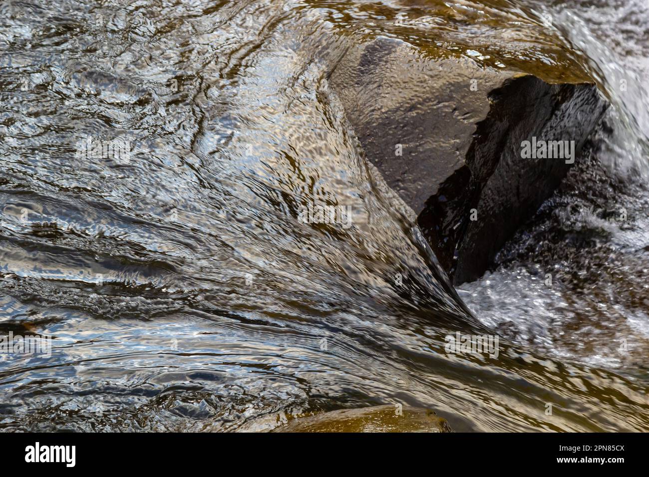 Le flux d'eau qui coule sur les rochers.image gros plan. Banque D'Images