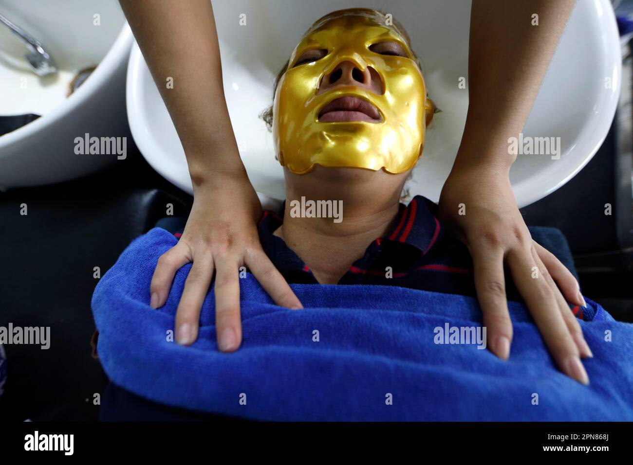 Beauté jeune avec masque facial dans le salon de spa. Ho Chi Minh ville. Vietnam. Banque D'Images