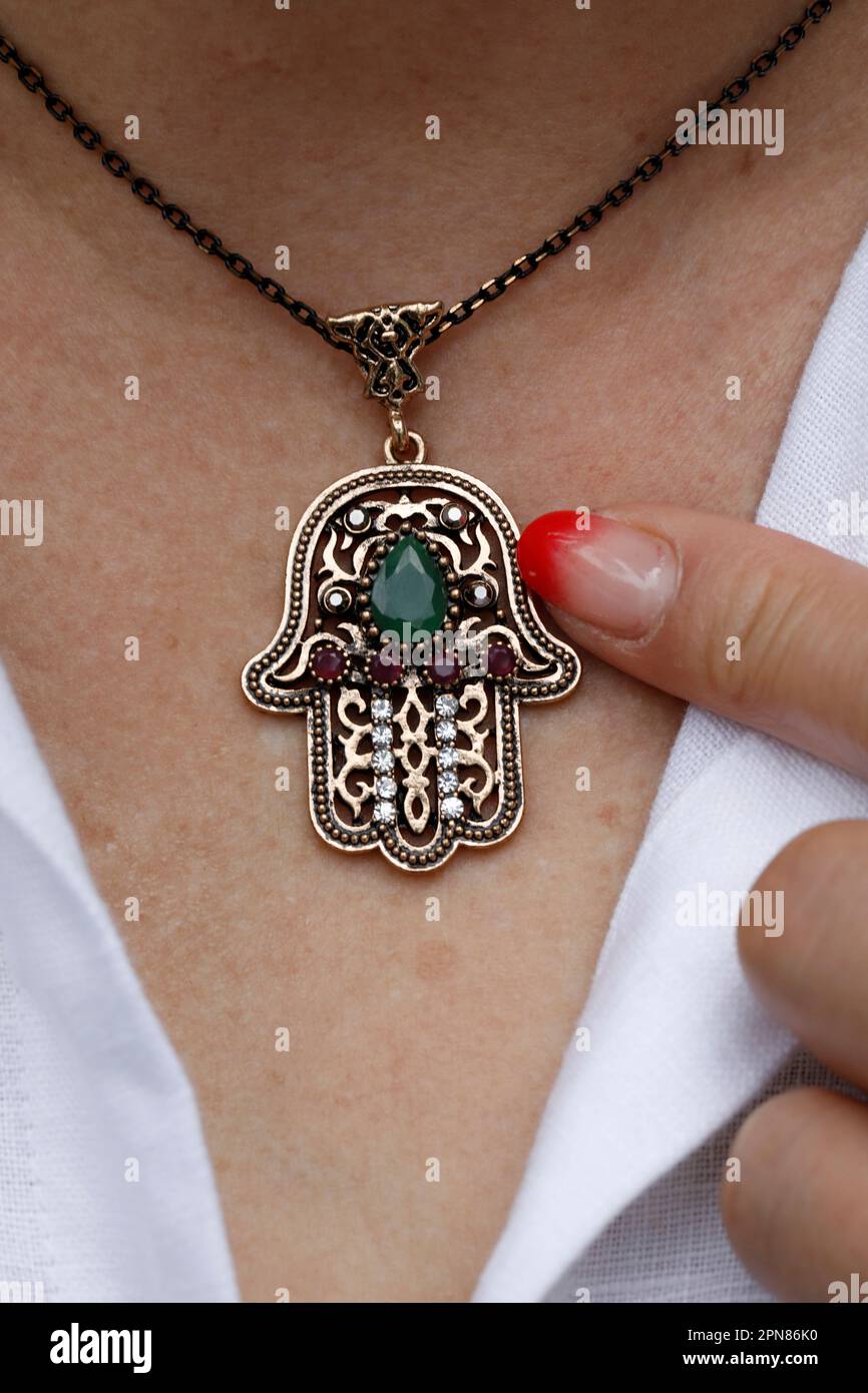 Femme portant un amulette de hamsa musulman, également connu de la main de fatima ou de la main de Marie. Banque D'Images