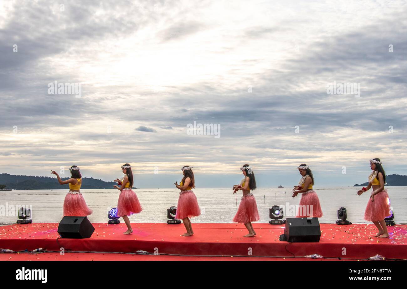 Des danseuses pratiquant leur dent pour les courses de bateaux-dragons à Likas Bay Kota Kinabalu Sabah Borneo Malaysia Banque D'Images