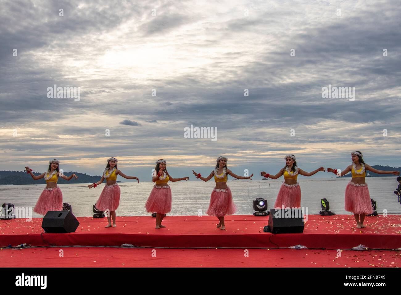 Des danseuses pratiquant leur dent pour les courses de bateaux-dragons à Likas Bay Kota Kinabalu Sabah Borneo Malaysia Banque D'Images