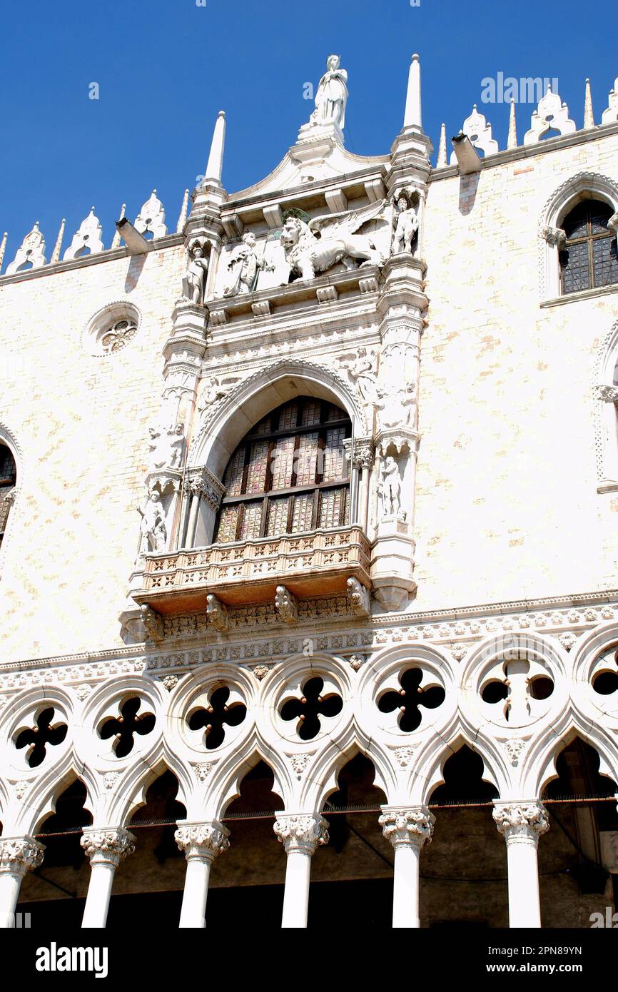 Vue extérieure partielle de l'établissement Basilique Marc, Venise, ville métropolitaine de Venise, région de Vénétie, Italie, Europe Banque D'Images