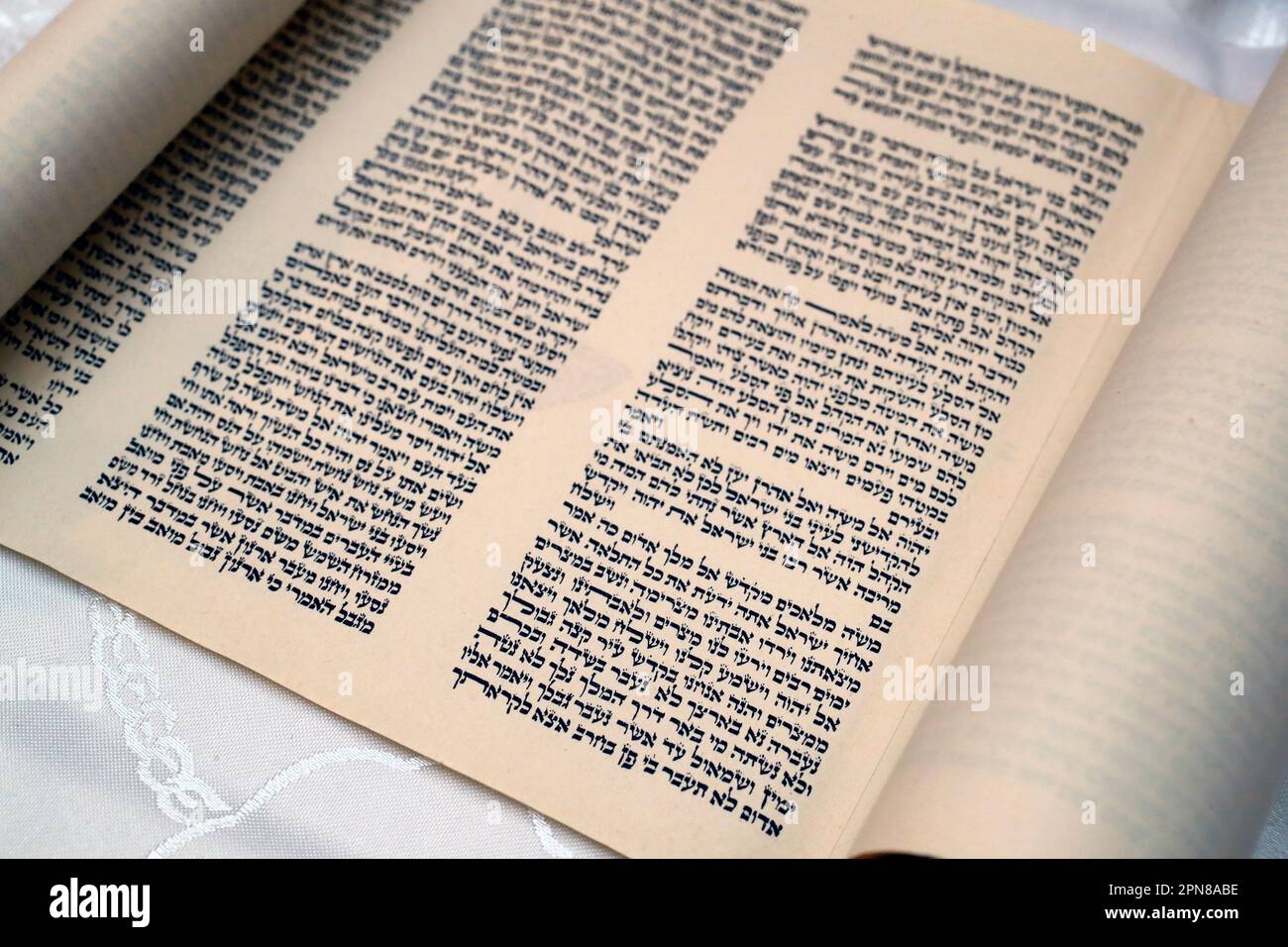 Gros plan sur le livre traditionnel à spirales Torah. Banque D'Images