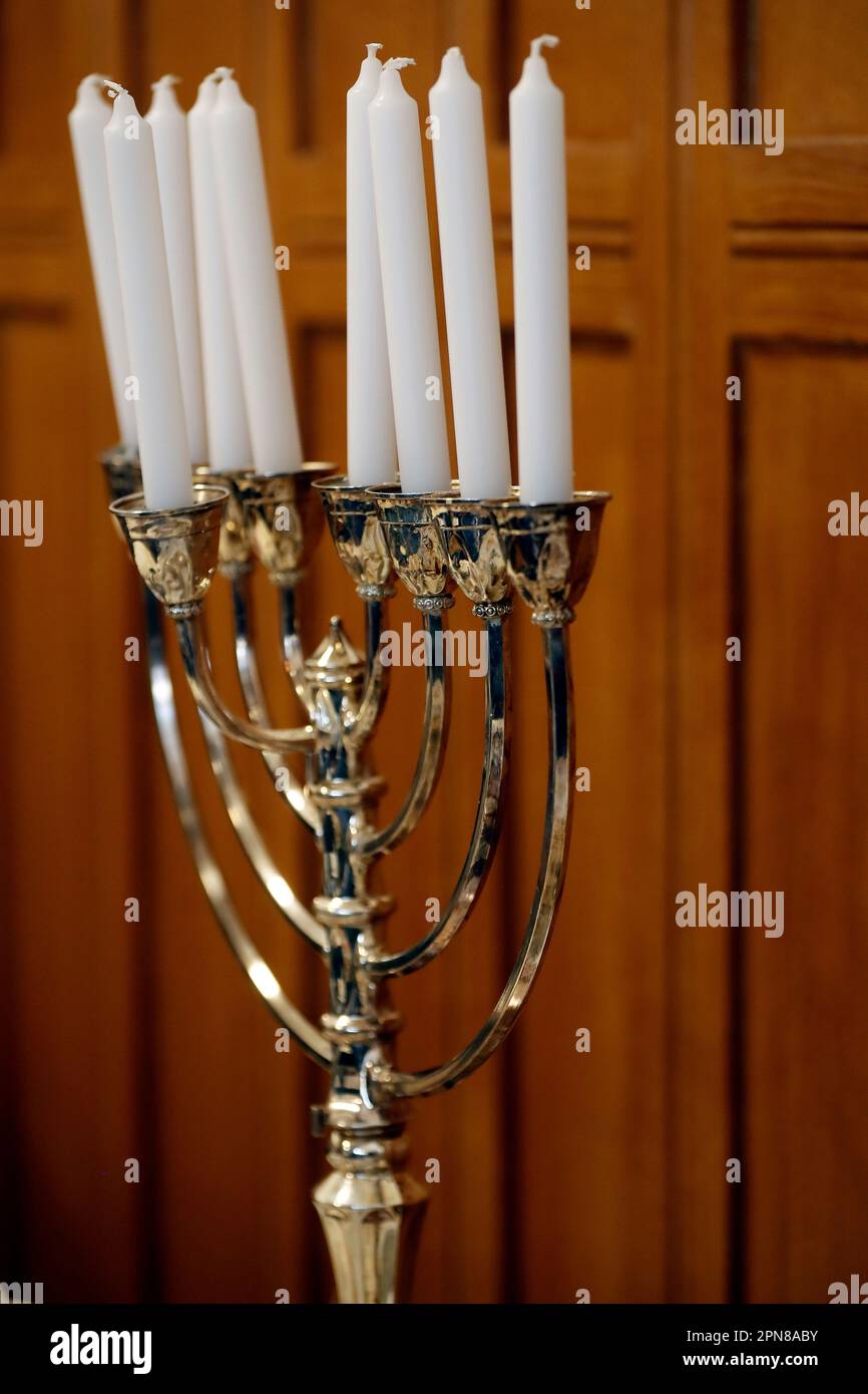 Religion de vacances juives Hanoukkah avec menorah candelabra bougies. Banque D'Images