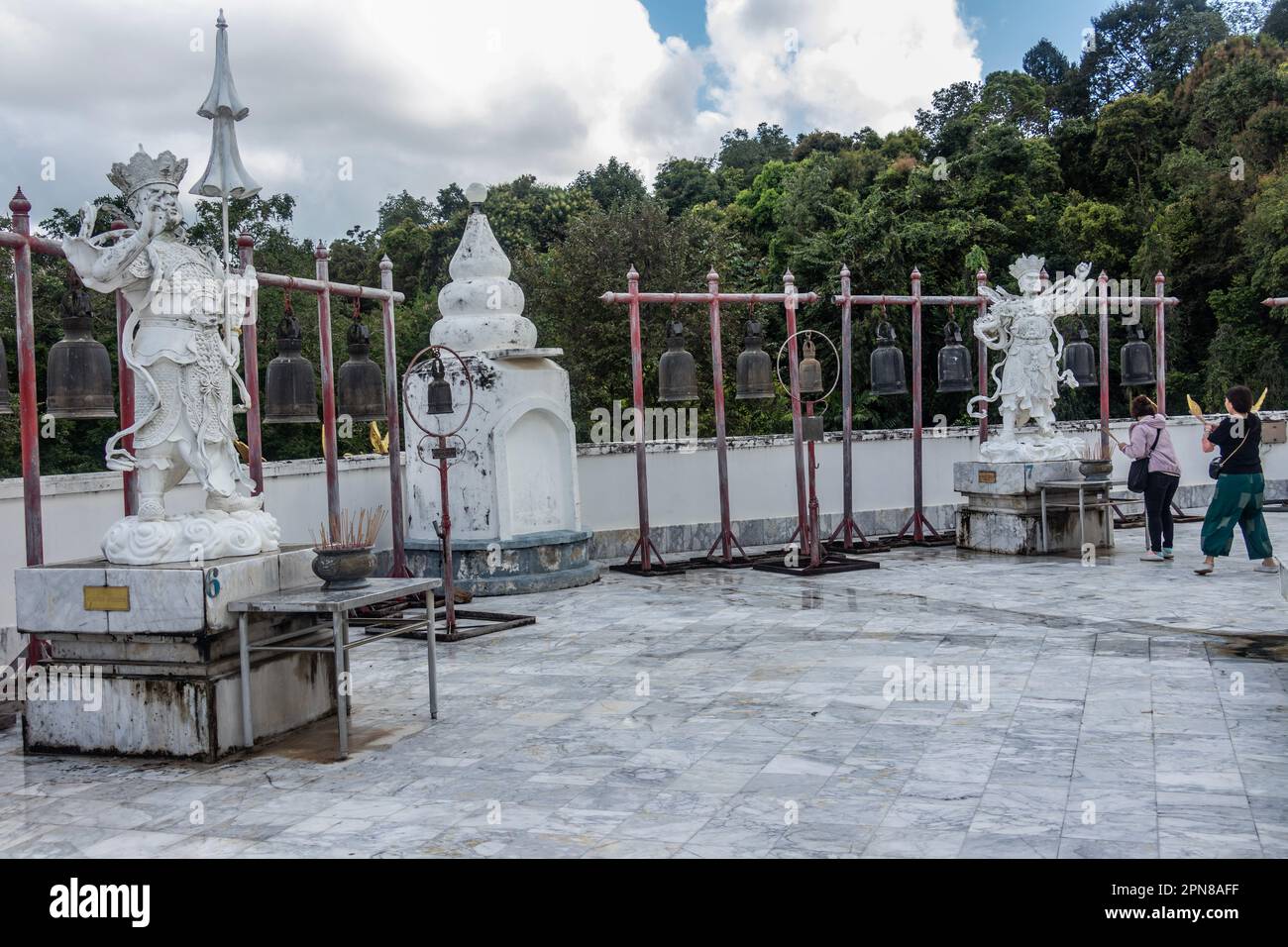 Parc municipal de Hat Yai sud de la Thaïlande Songkhai, sculptures debout Bouddha complexe Banque D'Images