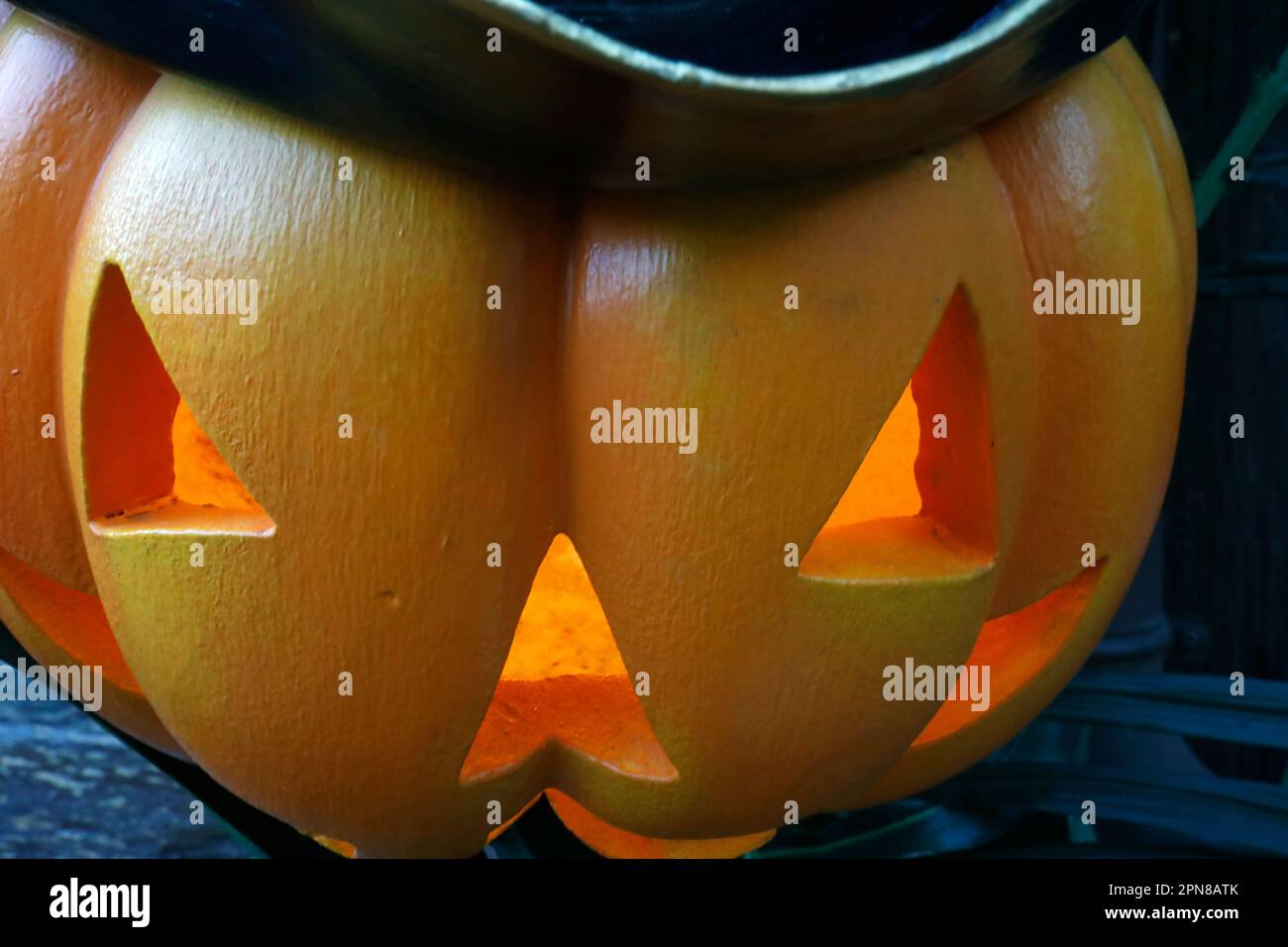 Citrouille en plastique orange Halloween sur une table. Fête d'Halloween. Banque D'Images