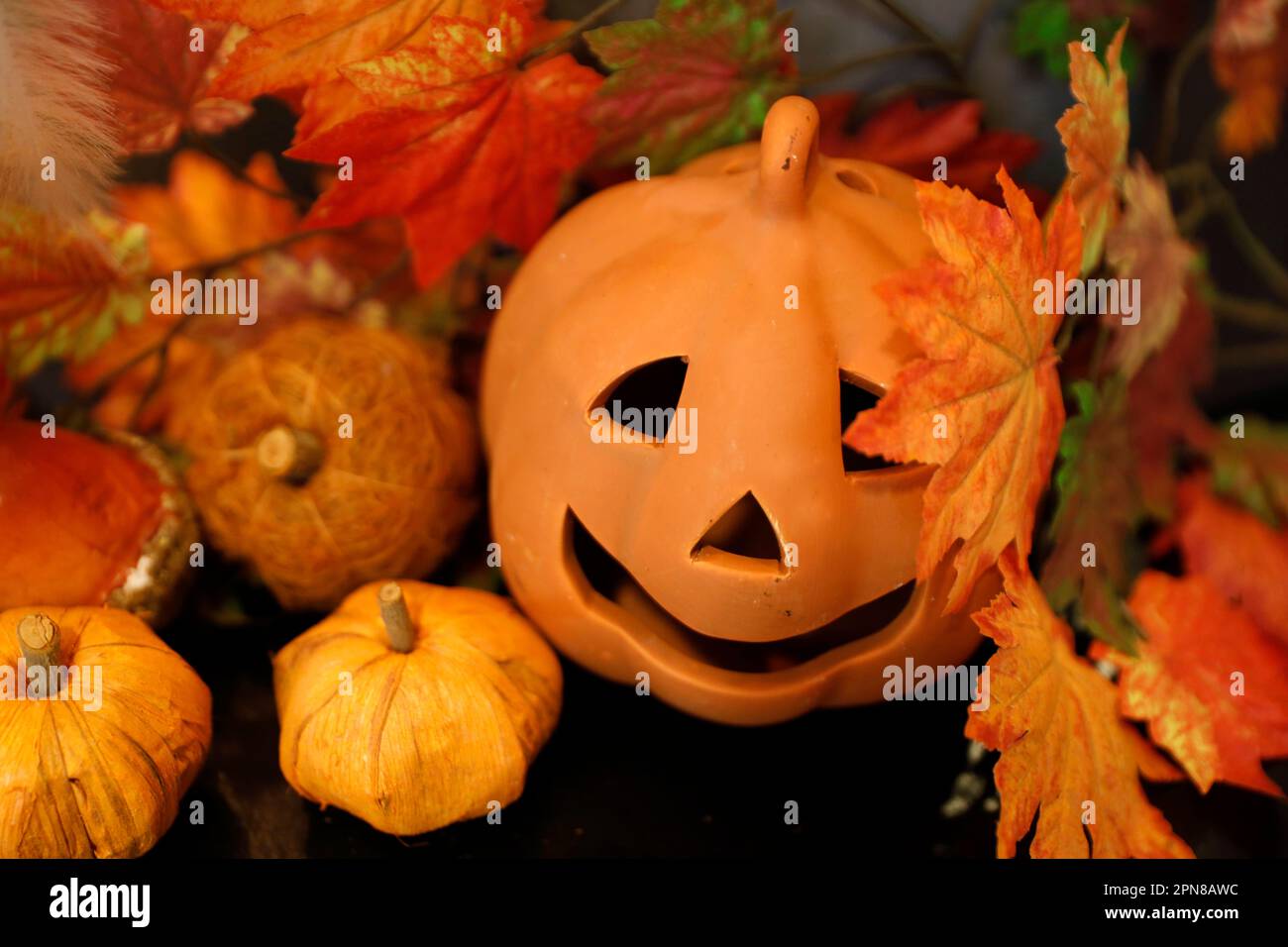Citrouilles en plastique orange Halloween sur une table. Fête d'Halloween. Banque D'Images