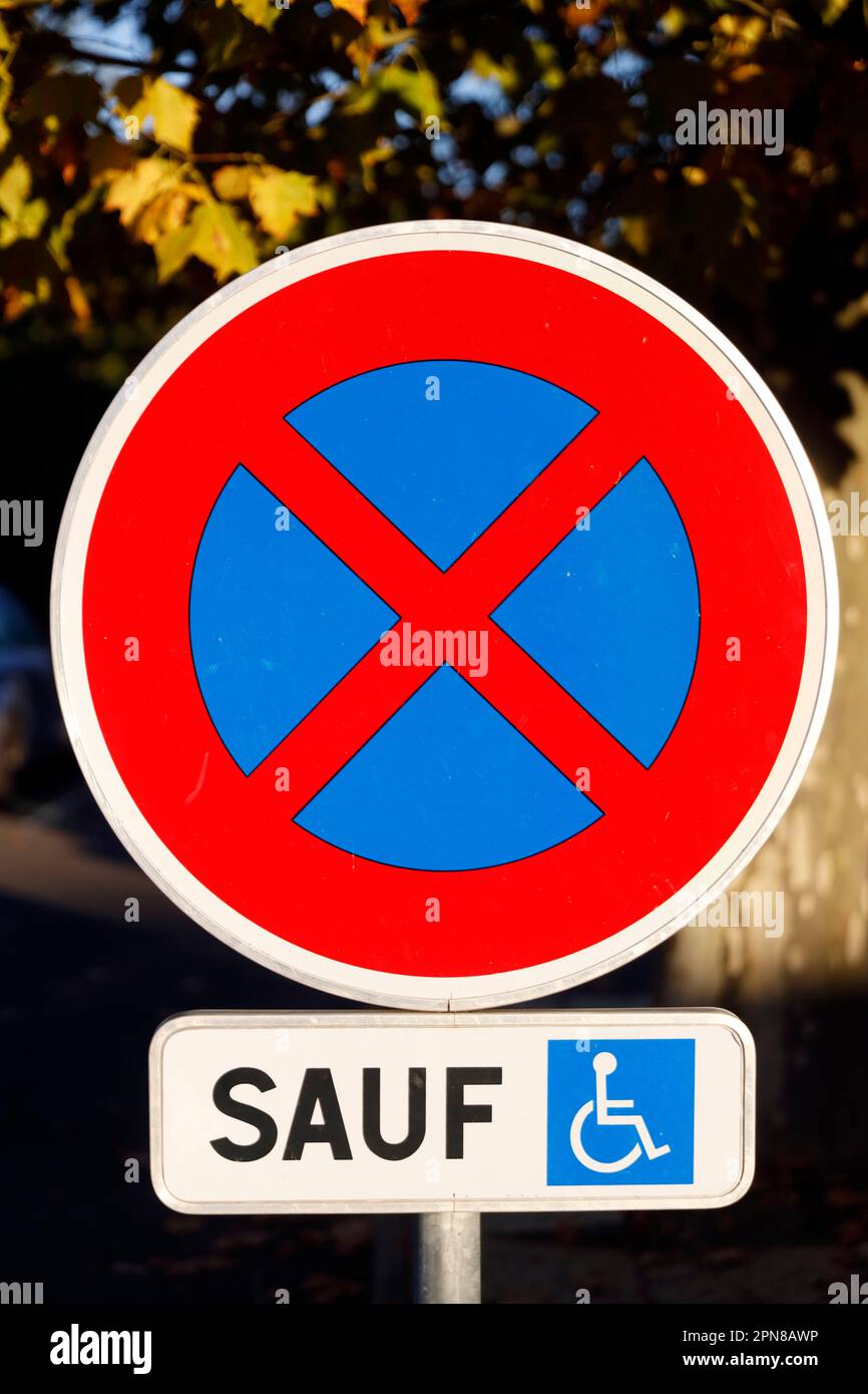 Pas de parking, par le signe permis seulement avec le symbole d'accès international affiché. Banque D'Images