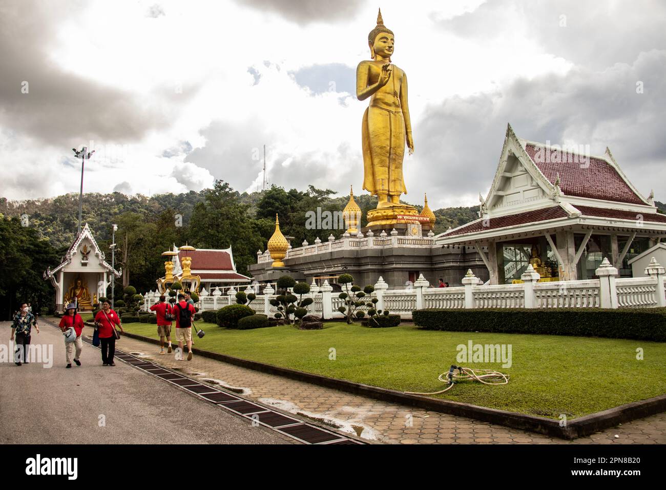 Parc municipal de Hat Yai, sud de la Thaïlande Songkhai, complexe de Bouddha debout Banque D'Images