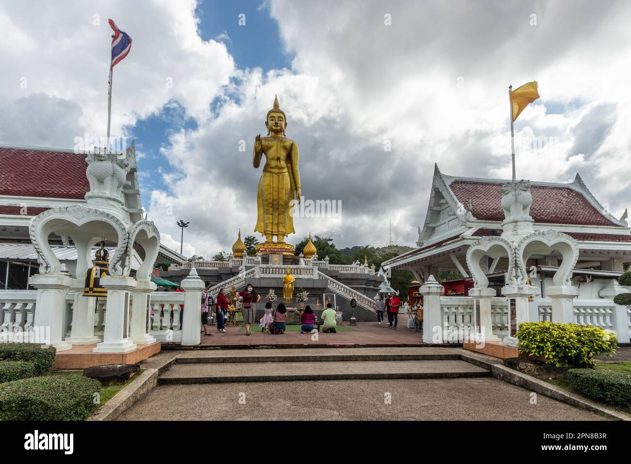 Parc municipal de Hat Yai, sud de la Thaïlande Songkhai, complexe de Bouddha debout Banque D'Images