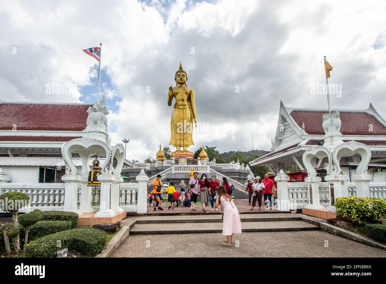 Parc municipal de Hat Yai, sud de la Thaïlande Songkhai, complexe de Bouddha debout Banque D'Images