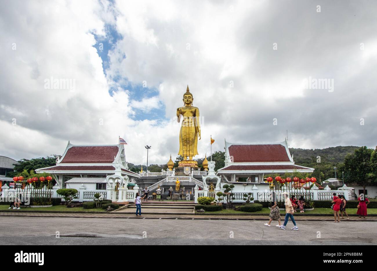 Parc municipal de Hat Yai, sud de la Thaïlande Songkhai, complexe de Bouddha debout Banque D'Images