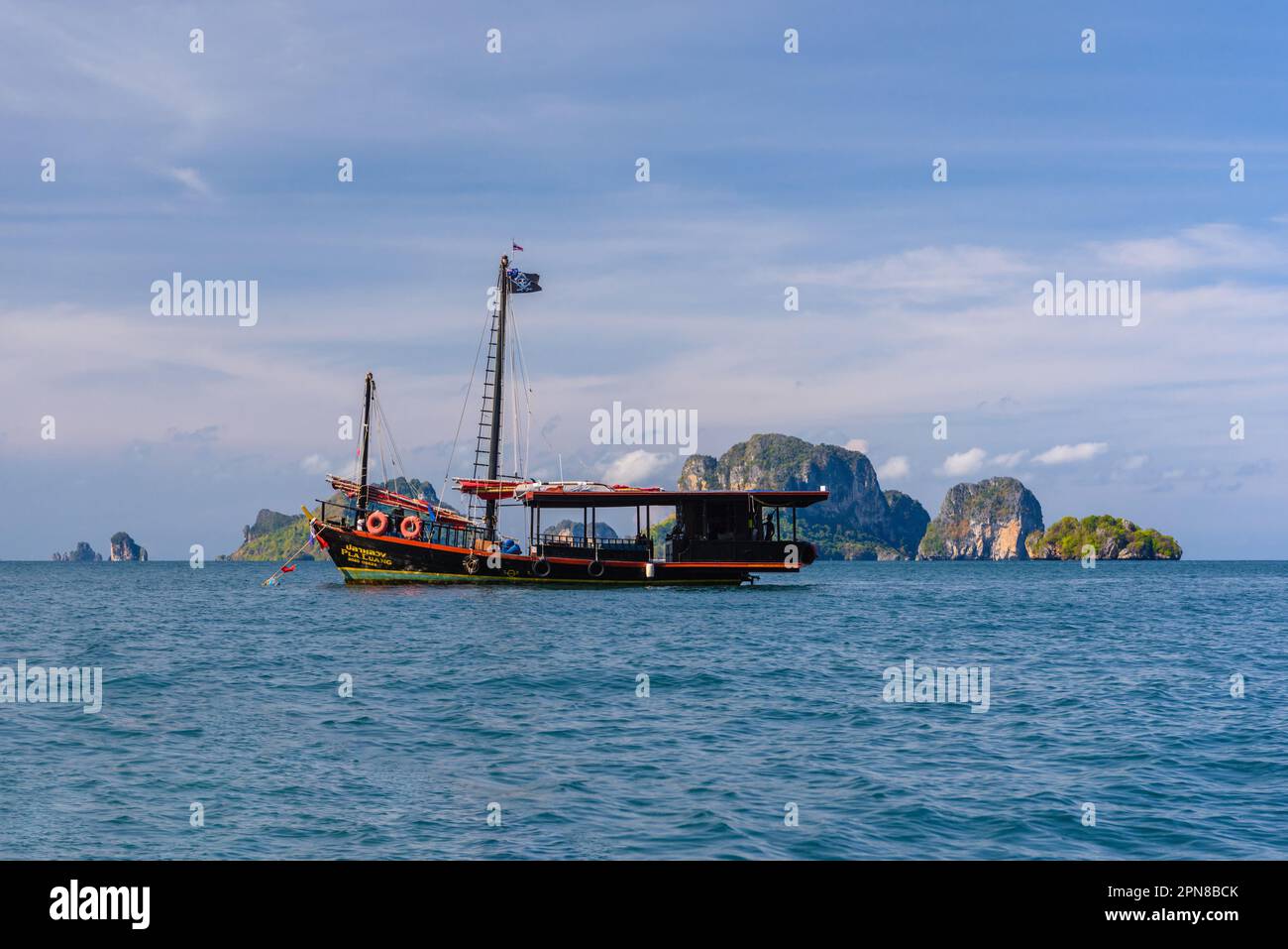 Grand bateau pirate avec Ko Poda et Ko Kai Chicken Island en arrière-plan, Tonsai Bay, Railay Beach, Ao Nang, Krabi, Thaïlande. Banque D'Images