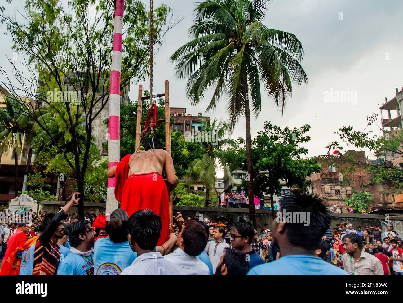 Charak Puja est l'un des festivals religieux traditionnels. Dans cette puja, il est accroché à l'arbre Charak avec un barashi attaché autour de son dos. Banque D'Images