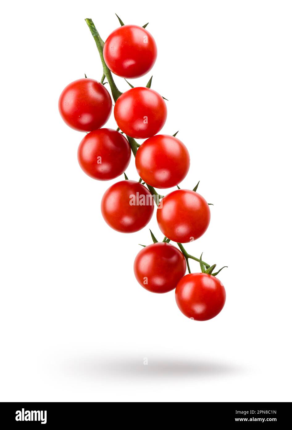 Petit bouquet de tomates cerises rouges, isolé sur fond blanc. Banque D'Images