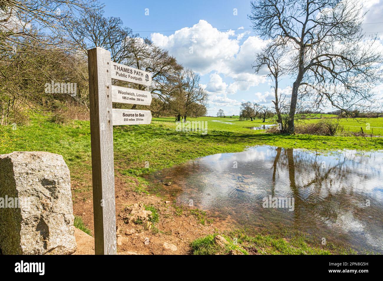 Le début du sentier de la Tamise sentier de randonnée longue distance à la source de la Tamise à Thames Head sur les Cotswolds près de Kemble, Gloucestershir Banque D'Images