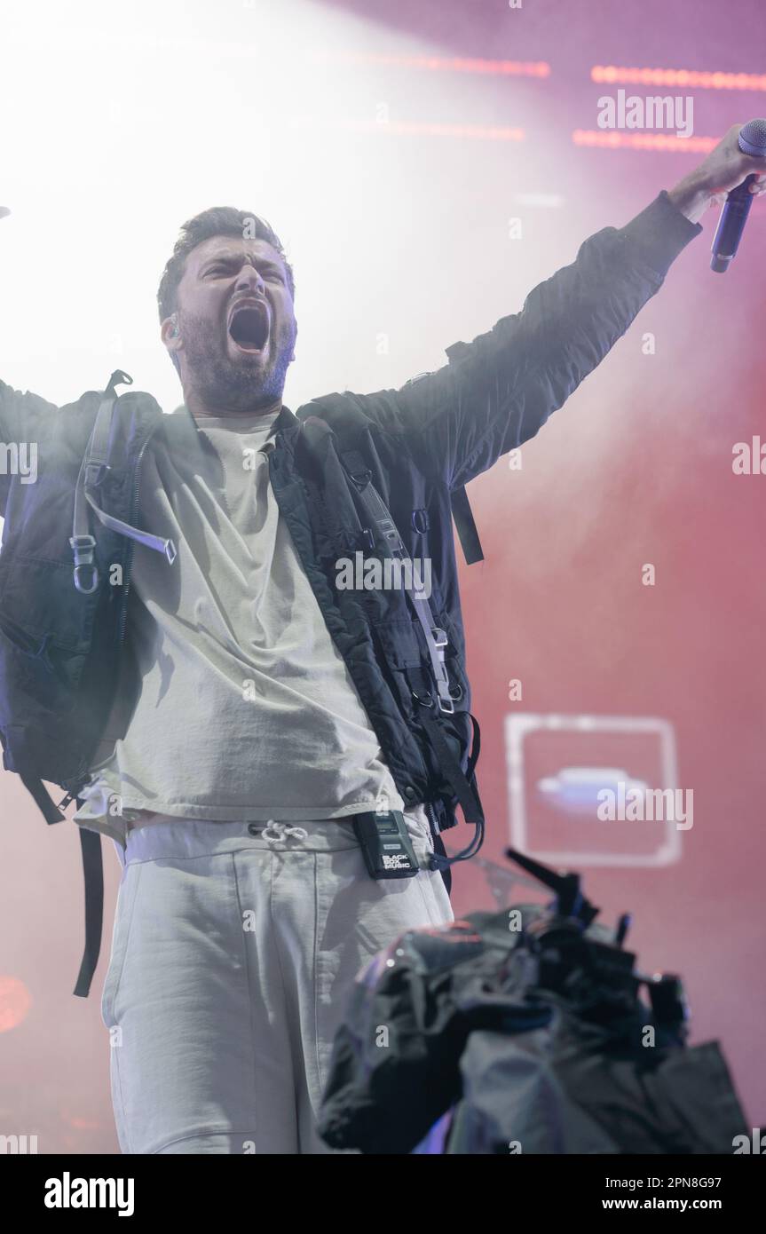 Un portrait du rappeur allemand Marteria qui se produit en direct sur scène au festival de musique de Lollapalooza Berlin, devant une foule nombreuse Banque D'Images