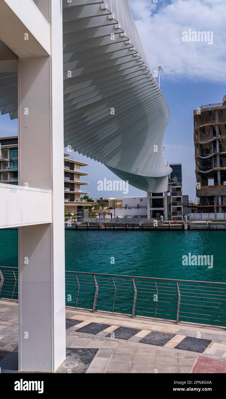 Conception en hélice de la passerelle du canal d'eau de Dubaï au-dessus de la voie navigable à des blocs d'appartements Banque D'Images