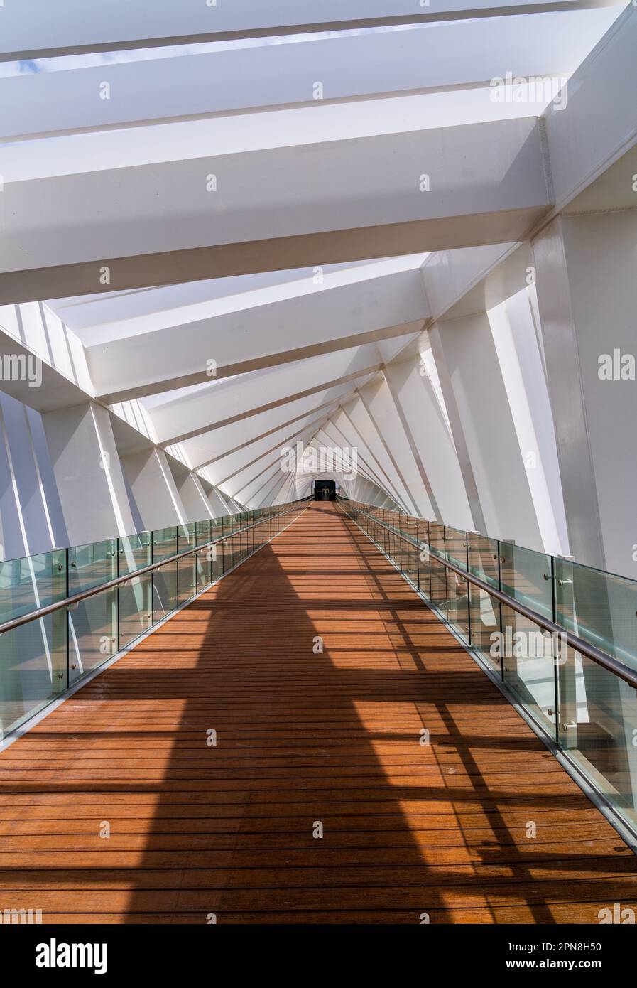 Intérieur en forme d'hélice de torsion du pont du canal d'eau de Dubaï au-dessus de la voie navigable Banque D'Images