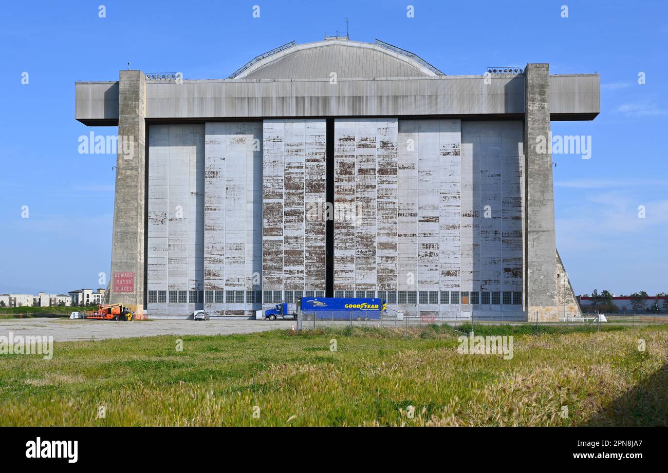 TUSTIN, CALIFORNIE - 16 avril 2023 : un camion Goodyear Airship Operations à l'ancien USMCAS Blimp Hangar 2 à Tustin, Banque D'Images