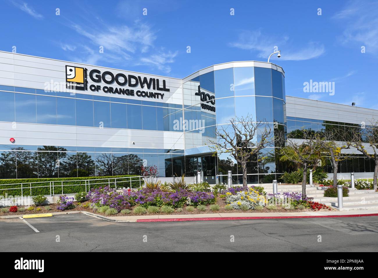 TUSTIN, CALIFORNIE - 16 avril 2023 : le Tierney Center for Veteran Services, Goodwill of Orange County, un point d'accès central pour les locaux instables et h Banque D'Images TUSTIN, CALIFORNIE - 16 avril 2023 : le Tierney Center for Veteran Services, Goodwill of Orange County, un point d'accès central pour les locaux instables et h Banque D'Images