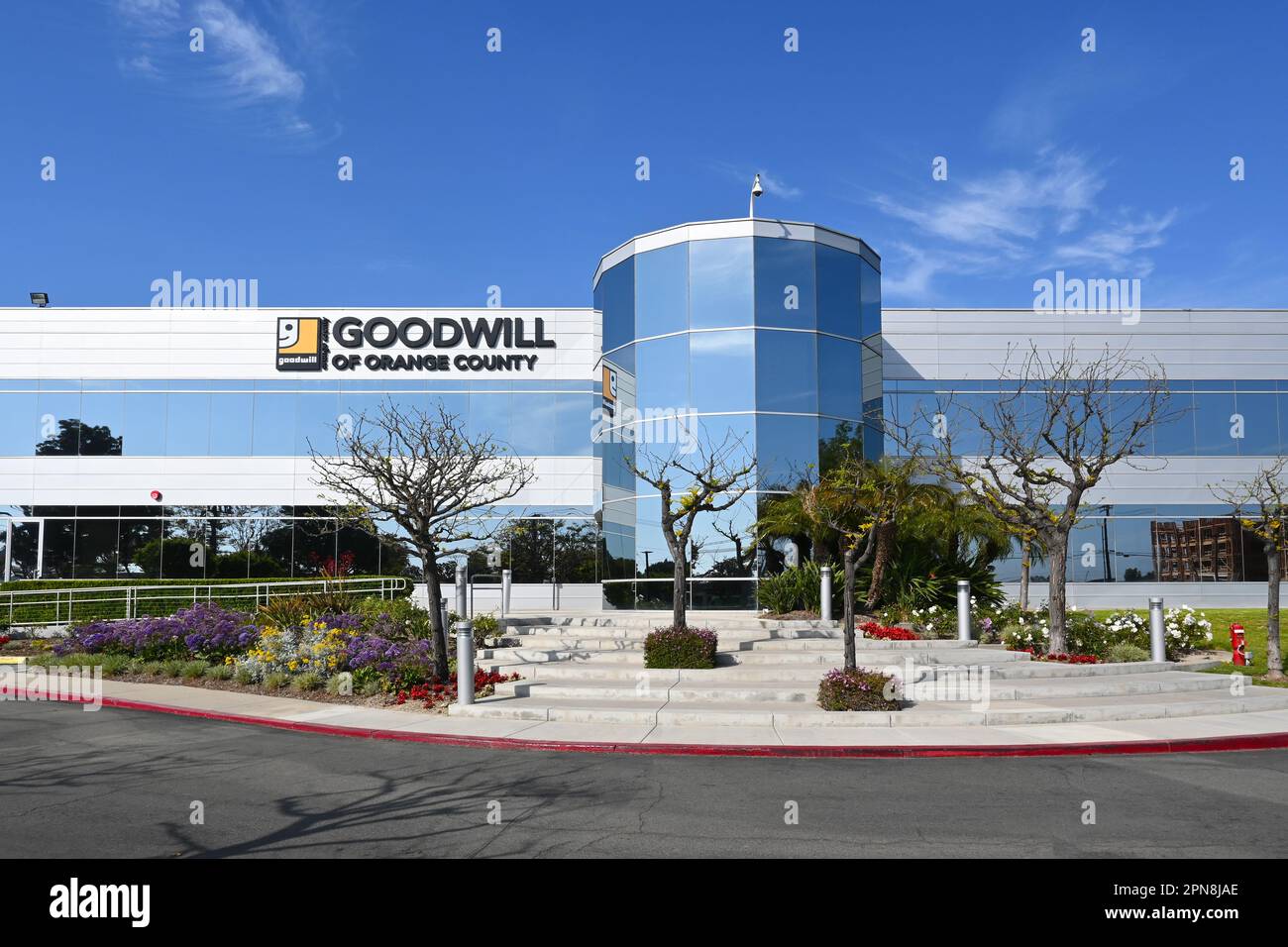 TUSTIN, CALIFORNIE - 16 avril 2023 : le Tierney Center for Veteran Services, Goodwill of Orange County, un point d'accès central pour les locaux instables et h Banque D'Images TUSTIN, CALIFORNIE - 16 avril 2023 : le Tierney Center for Veteran Services, Goodwill of Orange County, un point d'accès central pour les locaux instables et h Banque D'Images