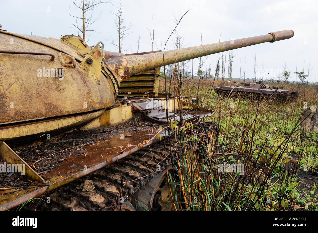 ANGOLA, Kwanza Sul, ancien char de combat soviétique T-54 et le porte-personnel blindé BMP-1 de la guerre civile entre MPLA et l'UNITA près de Quibala, certaines zones ont encore des mines terrestres et rendent l'agriculture impossible / ANGOLA, Rack esowines jetischen Panzer T-54 und Schützenpanzer BMP-1 aus dem Buergerkrieg 1975 - 2002 zwischen MPLA und UNITA BEI Quibala, einige Landstriche sind immer noch vermint und lassen keine Landwirtschaft zu Banque D'Images