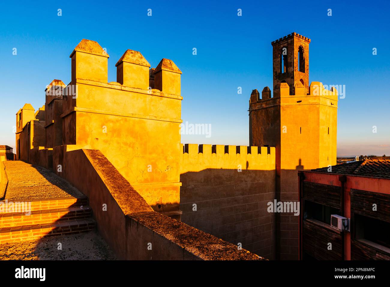 La Torre de Espantaperros, ou Torre de la Atalaya, est une tour de guet située à côté de la citadelle de Badajoz, datant du 10th siècle. Il est d'origine Almohad et h Banque D'Images