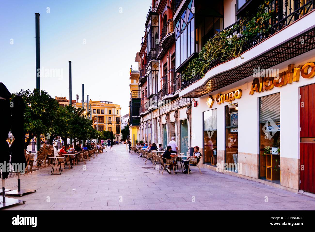 Terrasses sur la Plaza de España au crépuscule. Badajoz, Estrémadure, Espagne, Europe Banque D'Images