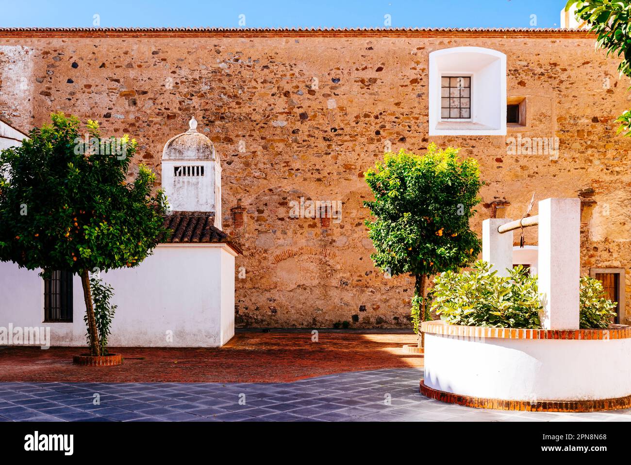 Cour du couvent. Ancien couvent de San Juan de Dios. Ses installations réaménagées servaient d'école de théâtre et de danse d'Estrémadure, ayant reco Banque D'Images