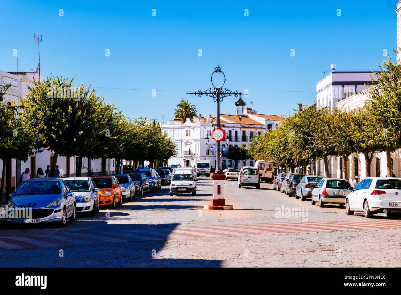 Avenue Ramon y Cajal, nouvelle partie de la ville à l'extérieur des murs. Olivenza, Badajoz, Estrémadure, Espagne, Europe Banque D'Images