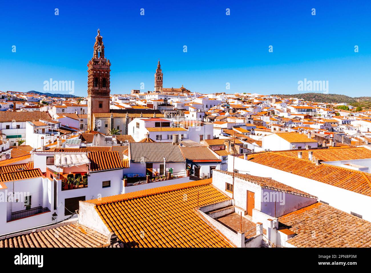 Vue aérienne de la ville de Jerez de los Caballeros mettant en évidence les clochers de l'église de San Miguel (L) et de l'église de San Bartolome (R). J Banque D'Images