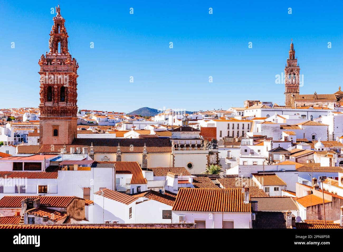 Vue aérienne de la ville de Jerez de los Caballeros mettant en évidence les clochers de l'église de San Miguel (L) et de l'église de San Bartolome (R). J Banque D'Images