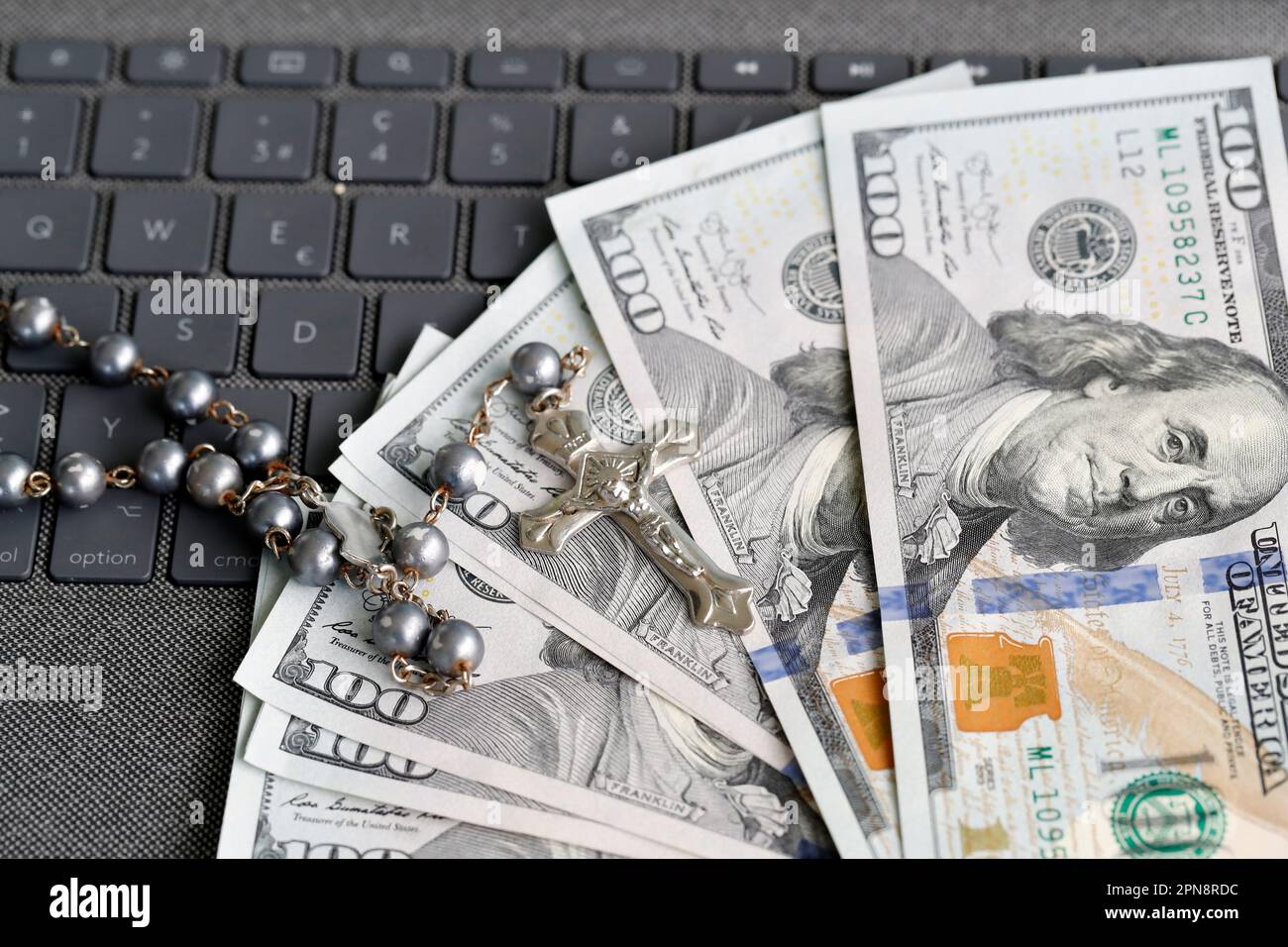 Argent et religion. Billets de dollars américains avec rosaire. Concept de finance, d'économie et de foi catholique. Argent et religion. Billets de dollars américains avec Banque D'Images