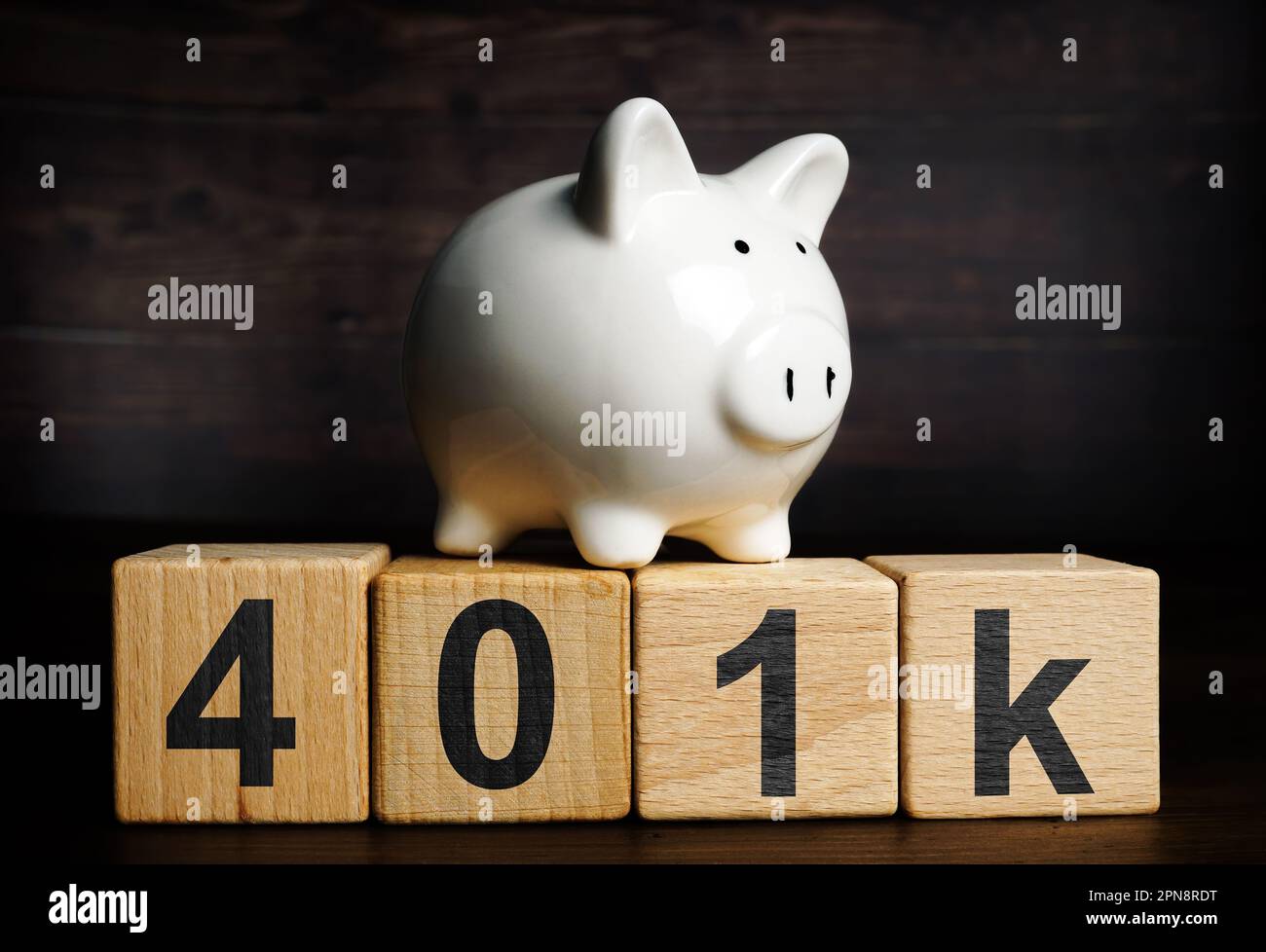 Tirelire sur les cubes en bois avec l'affiche 401k. Concept de régime de retraite. Banque D'Images