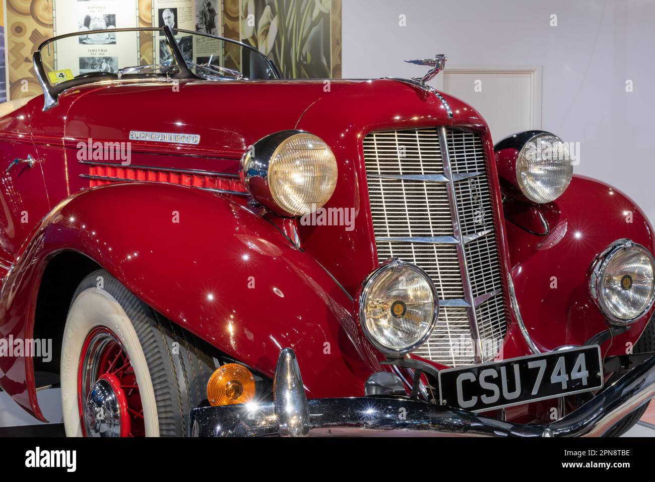 Sparkford.Somerset.United Kingdom.26 mars 2023.an Auburn 852, vedette de la queue de bateau surchargée de 1936, est en spectacle au musée de l'automobile de Haynes Banque D'Images