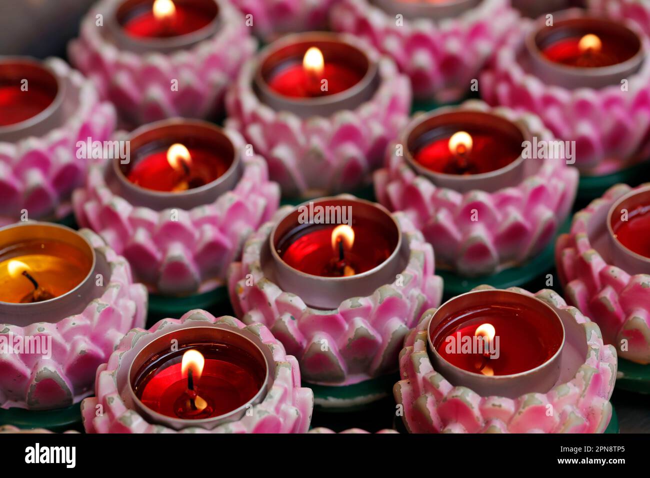 Bougies bouddhistes de prière de Lotus. Singapour. Banque D'Images