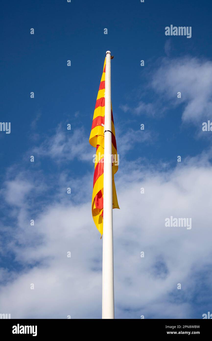 Drapeau catalan, photographie d'un mât avec le drapeau catalan sans vent Banque D'Images